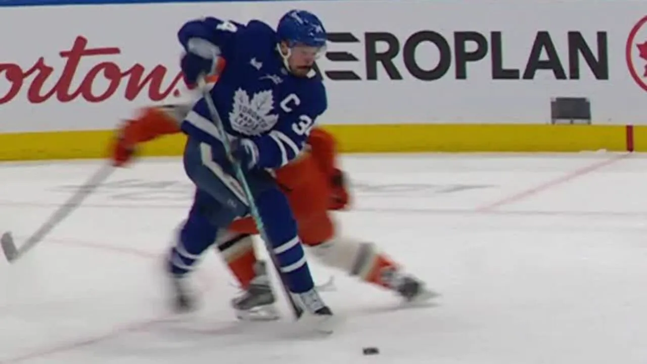 Maple Leafs captain Auston Matthews exits after knee-on-knee hit from Ducks' Radko Gudas - Article News sur NHL Insight