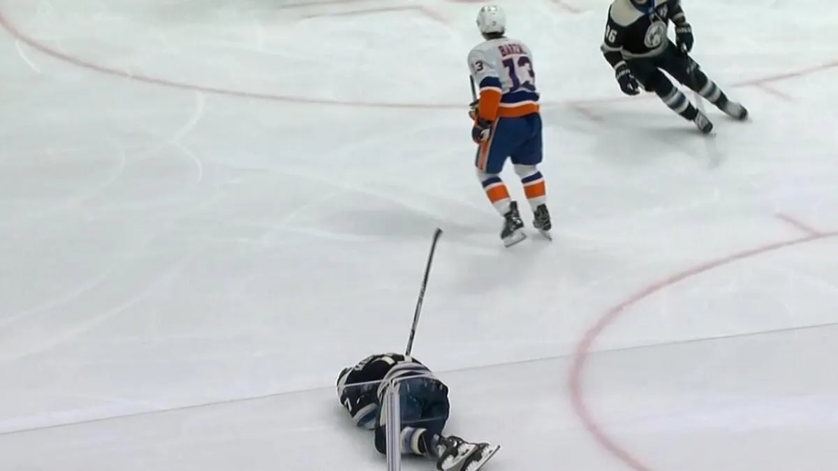 Mathew Barzal fined $5,000 for two-handed slash on Mason Marchment - Article News sur NHL Insight