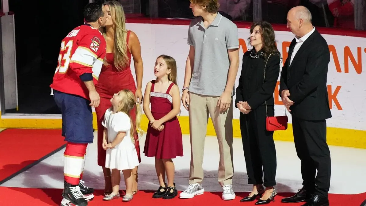 Inside the emotional Brad Marchand 1,000-point milestone ceremony with the Florida Panthers - Article News sur NHL Insight