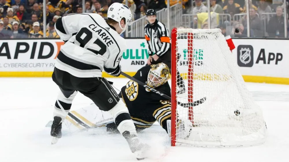 Brandt Clarke's game-winning goal sparks Kings comeback in 4-3 victory over Sharks - Article News sur NHL Insight