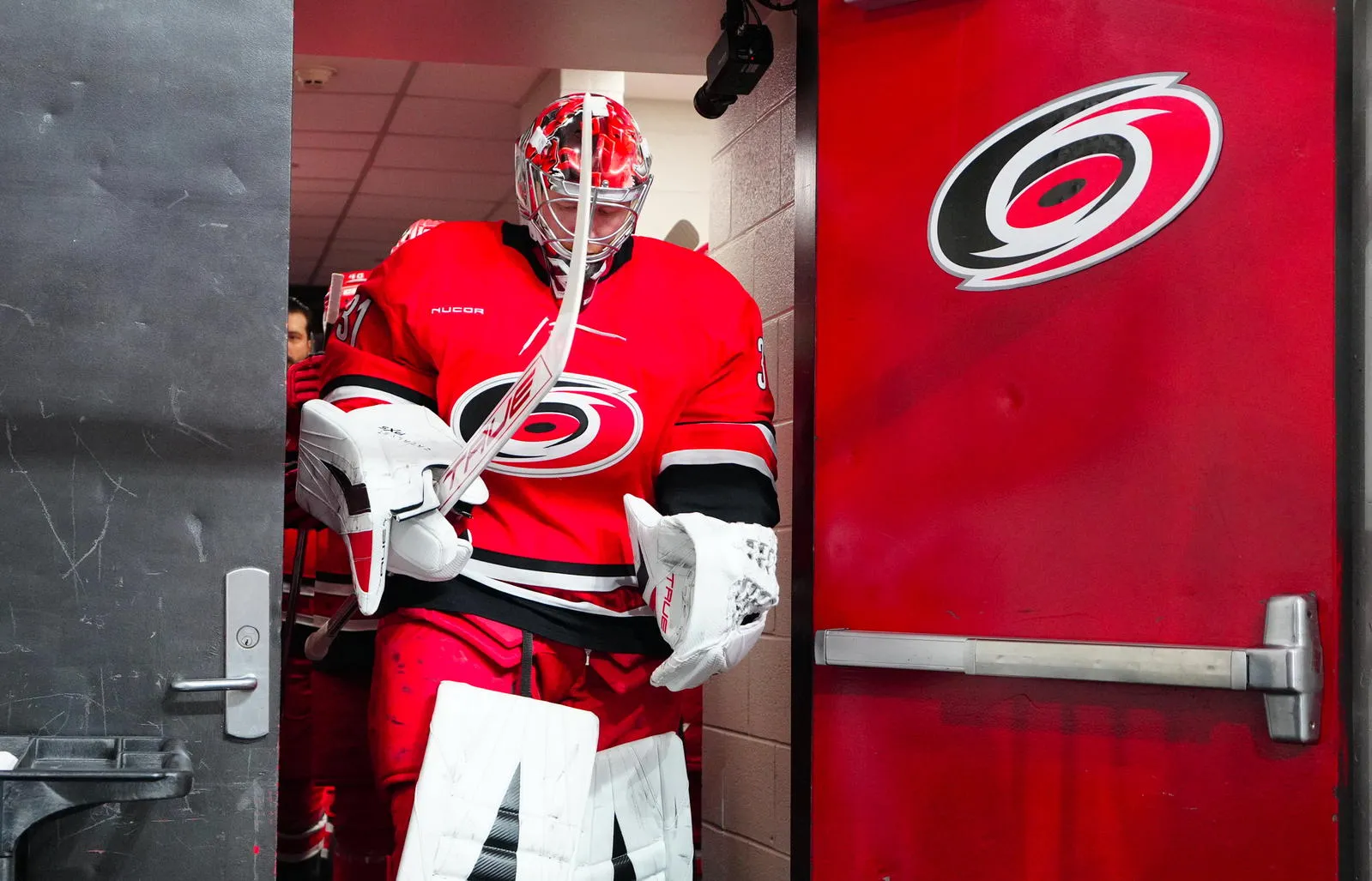Hurricanes face goaltending choice after 2026 Cup win - Article Analysis sur NHL Insight