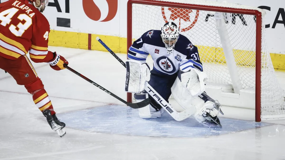 Winnipeg Jets Connor Hellebuyck knee arthroscopic surgery 4-6 weeks: What it means for the team’s playoff hopes - Article Analysis sur NHL Insight