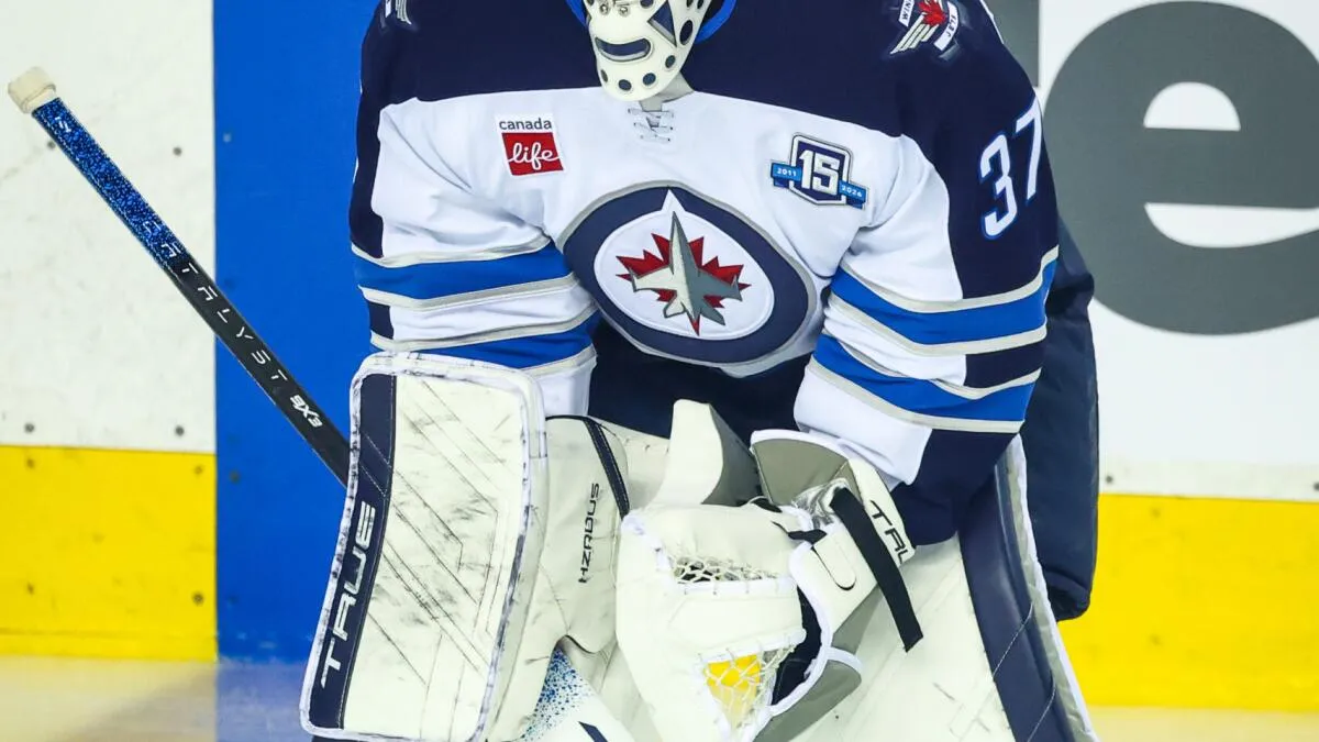 Connor Hellebuyck knee arthroscopic surgery four to six weeks: What it means for the Jets and Team USA - Article Analysis sur NHL Insight
