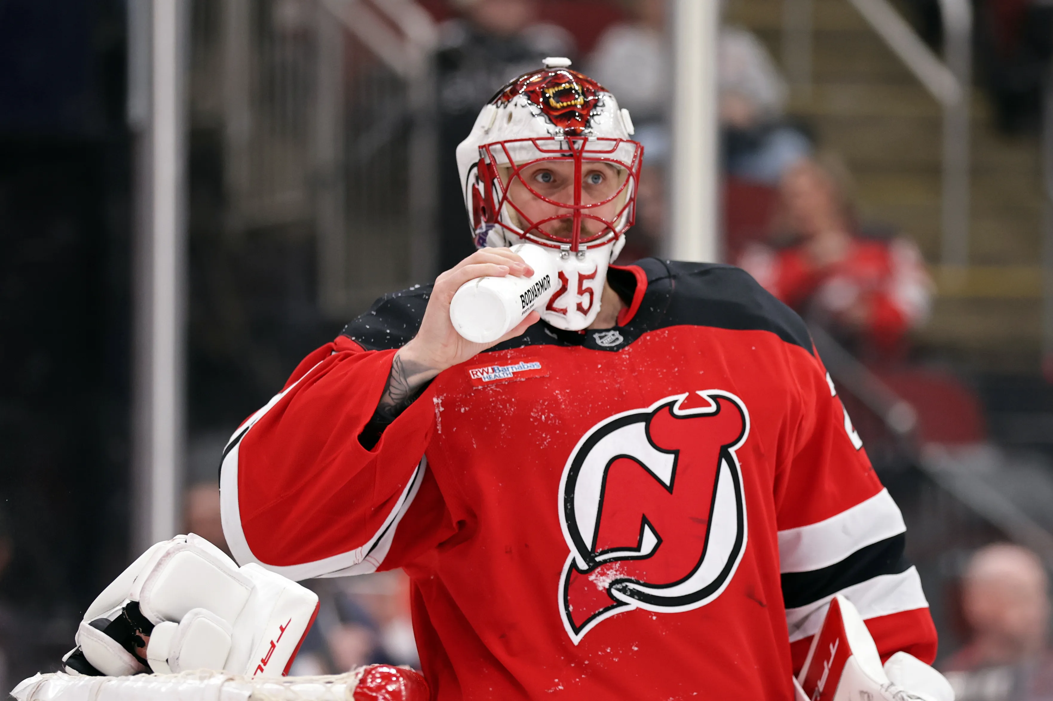 Devils goaltending gap demands Hellebuyck trade this summer - Article Analysis sur NHL Insight