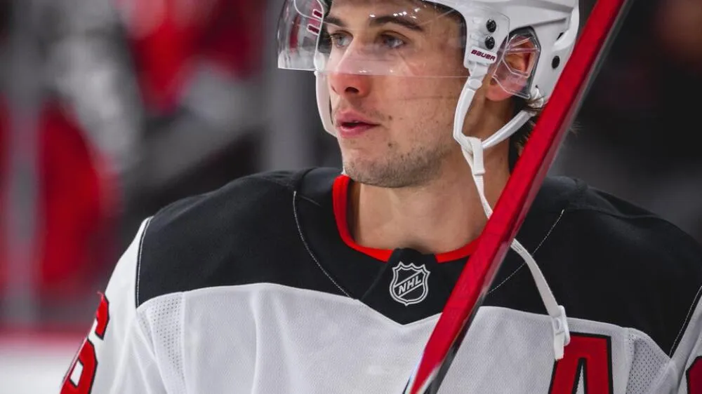 Devils’ Jack Hughes Hand Injury at Team Dinner Shocks NHL Community - Article News sur NHL Insight