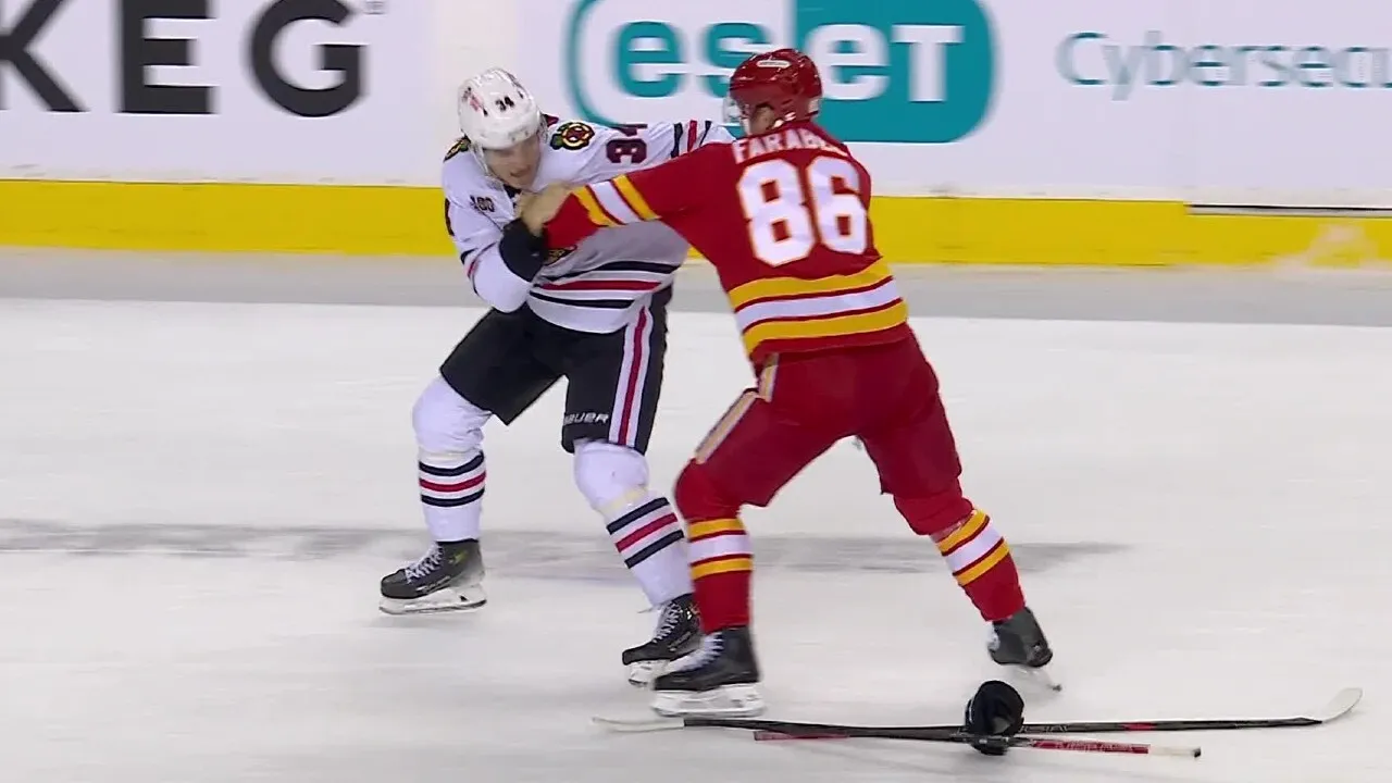 Frank Nazar exits Blackhawks game after puck strikes face - Article News sur NHL Insight