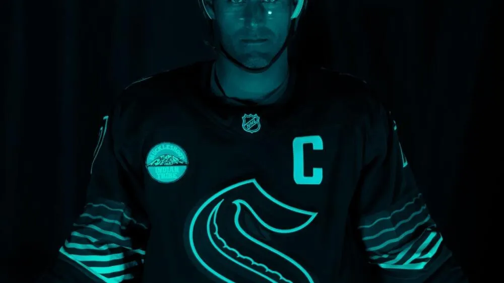 Seattle Kraken unveil glow-in-the-dark third jersey debut against New York Rangers - Article Draft & Prospects sur NHL Insight