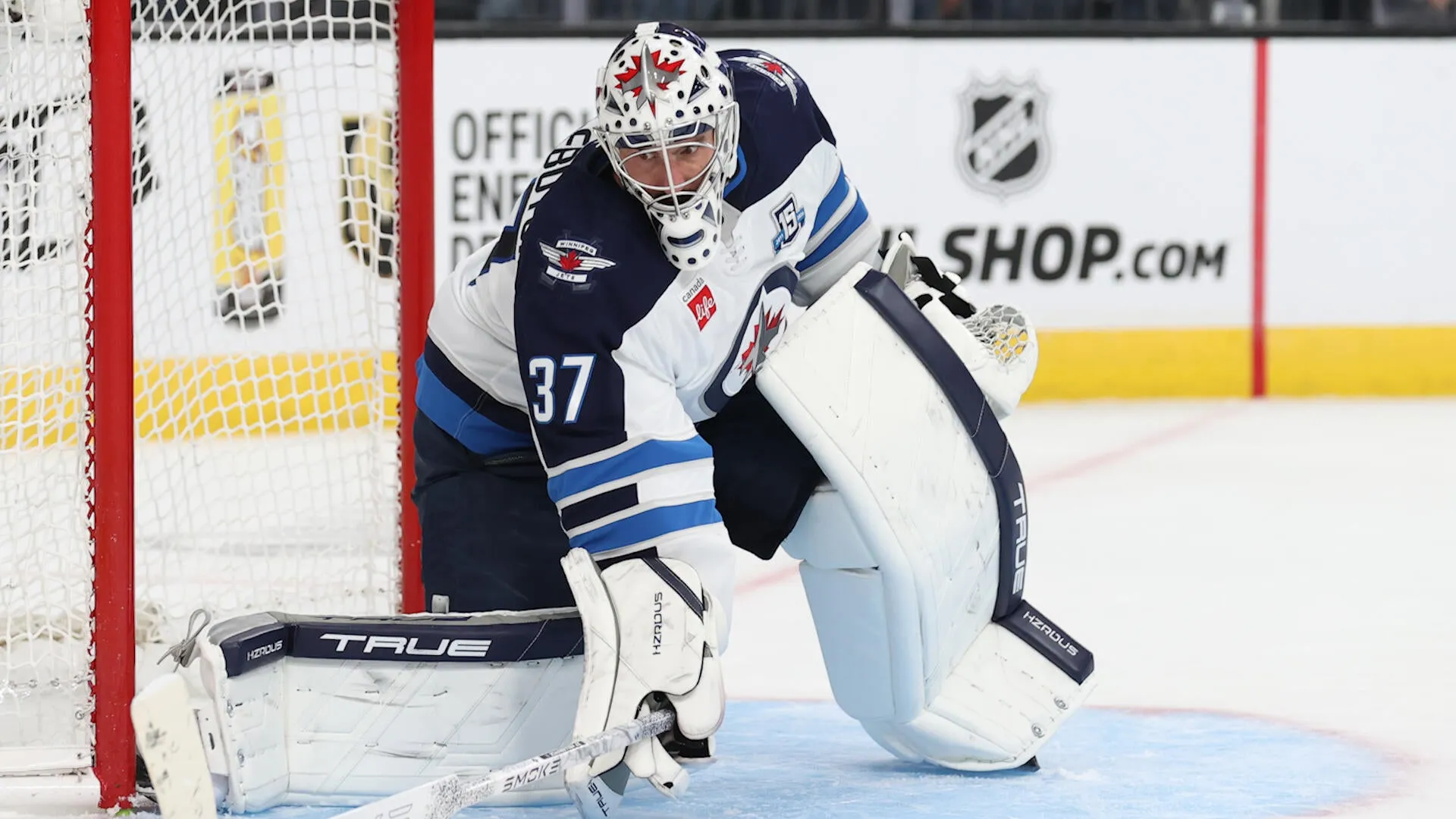 Jets weigh roster upgrades to keep Hellebuyck after draft-day near-miss - Article Analysis sur NHL Insight