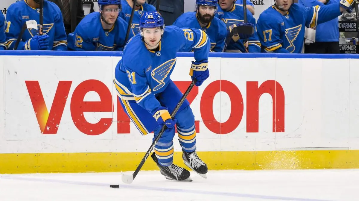 Jimmy Snuggerud left wrist surgery six weeks: Blues face major setback with rookie forward out long-term - Article News sur NHL Insight