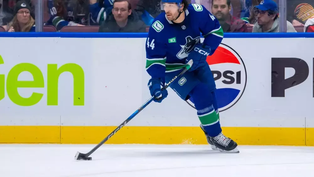 kiefer-sherwood-contract-standoff-vancouver-canucks_1.webp
