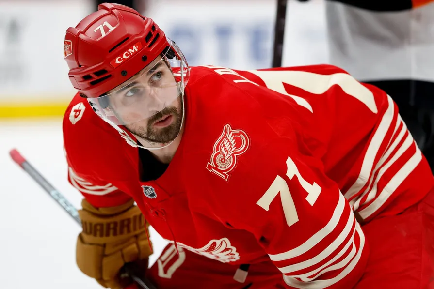 Yzerman Holds All Cards in Larkin Trade Speculation - Article Analysis en vedette sur NHL Insight