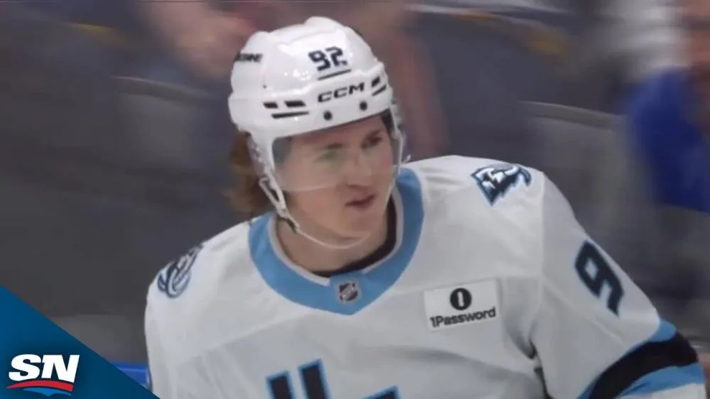 Utah Mammoth explode for seven-goal win over St. Louis Blues as Logan Cooley nets natural hat trick - Article News sur NHL Insight