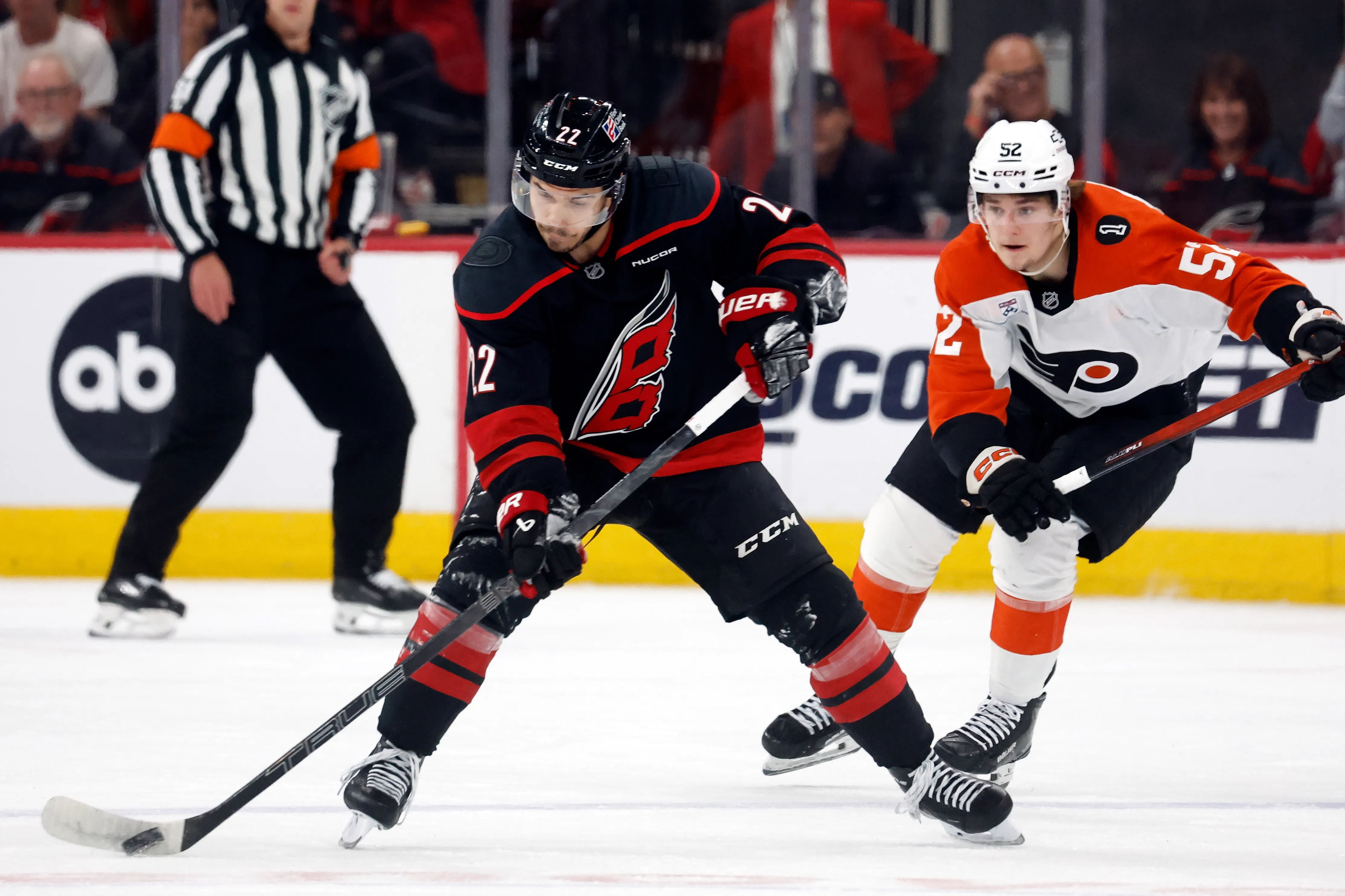 Logan Stankoven once again sets the tone for the Hurricanes as they coast past Flyers in game 1 - Article News sur NHL Insight