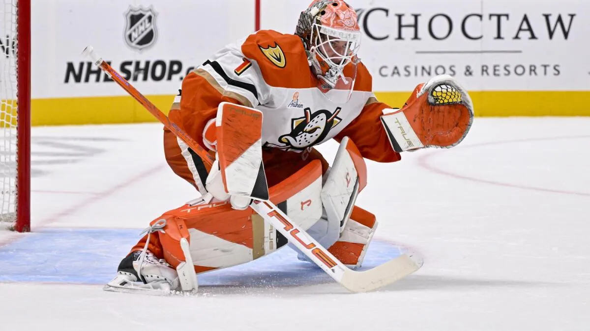 Lukas Dostal upper-body injury two to three weeks: Ducks face critical goaltending test - Article News sur NHL Insight