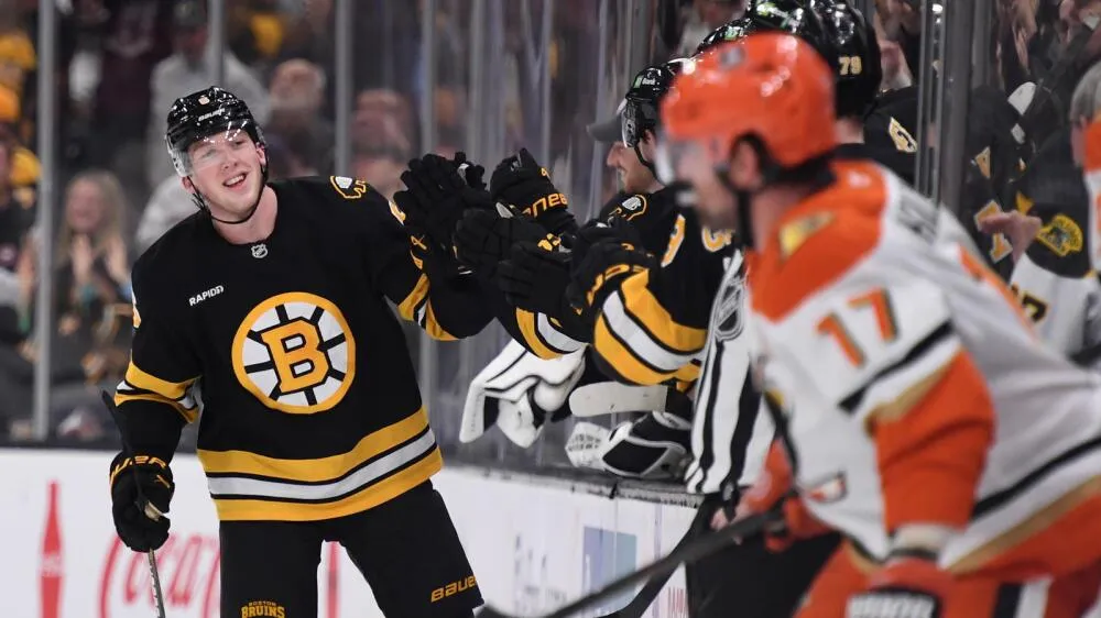 Boston Bruins bench Mason Lohrei as healthy scratch amid top-pair struggles - Article Analysis sur NHL Insight