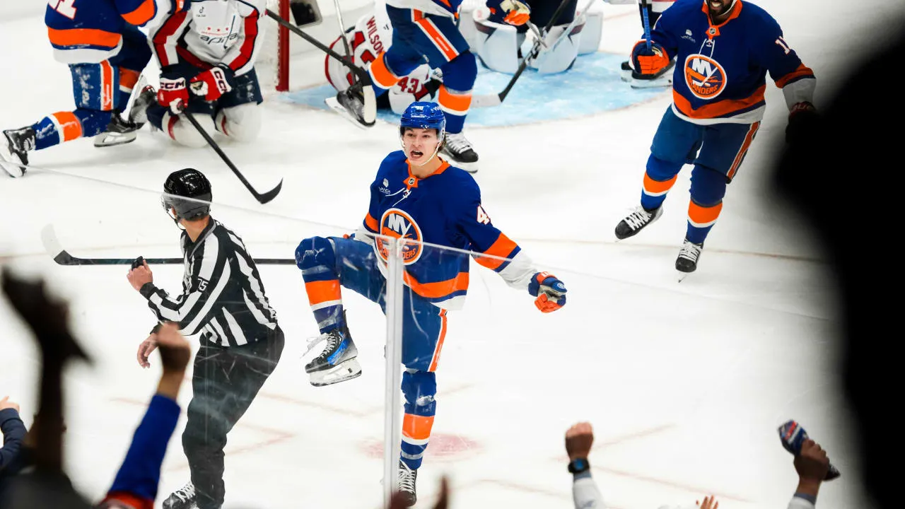 Islanders' Matthew Schaefer ties NHL rookie defenseman goals record - Article News sur NHL Insight