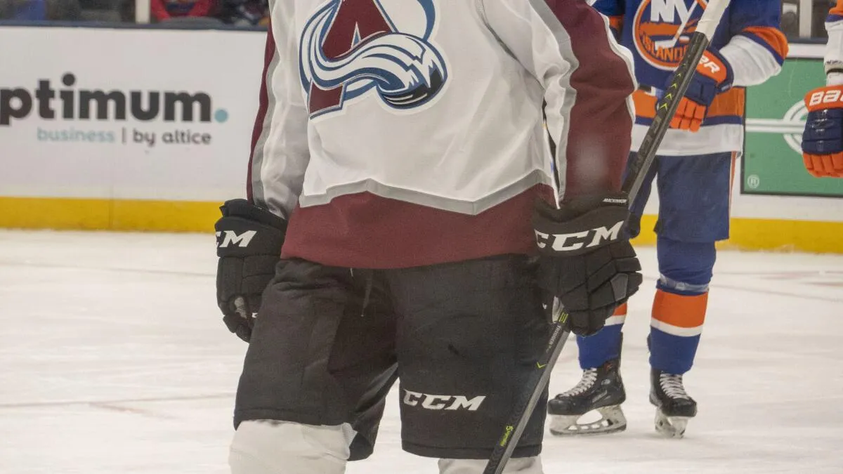 Nathan MacKinnon’s Scorching Start: A Coronation Moment in the 2025-26 Hart Trophy Race - Article Analysis sur NHL Insight