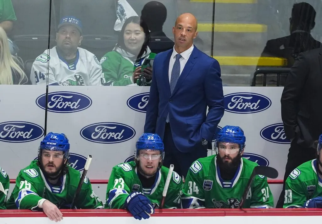 Canucks Coaching Search Stays Internal as Ducks Weigh McTavish Future - Article Analysis sur NHL Insight