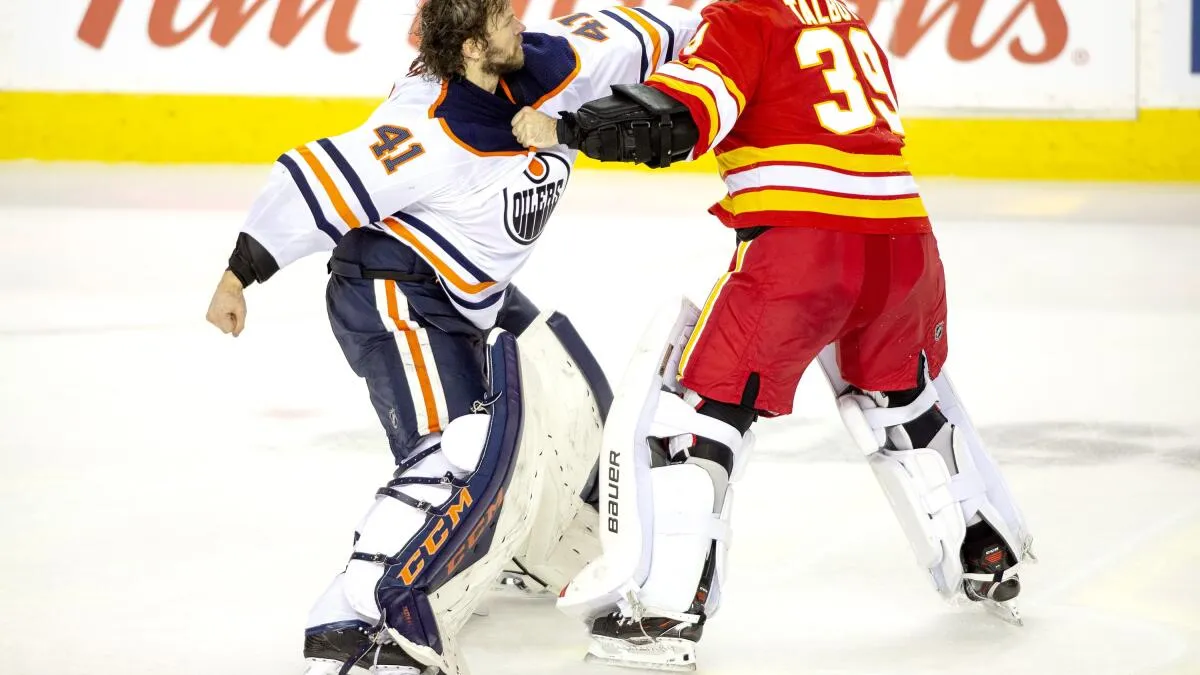 Sergei Bobrovsky and Alex Nedeljkovic drop the gloves in rare NHL goalie fight - Article News sur NHL Insight