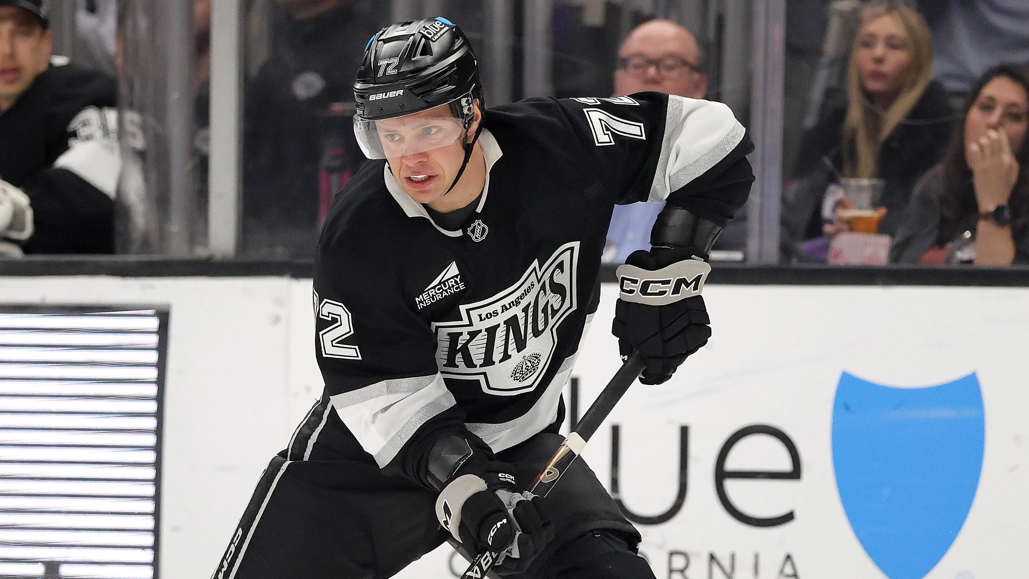 Artemi Panarin trades Rolex for no. 72 with Kings mascot Bailey - Article News sur NHL Insight