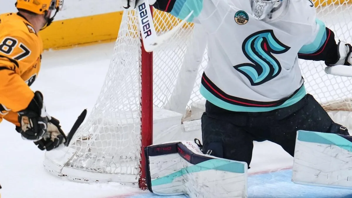 Seattle Kraken place Brandon Montour on IR after hand surgery, out four weeks - Article Draft & Prospects sur NHL Insight