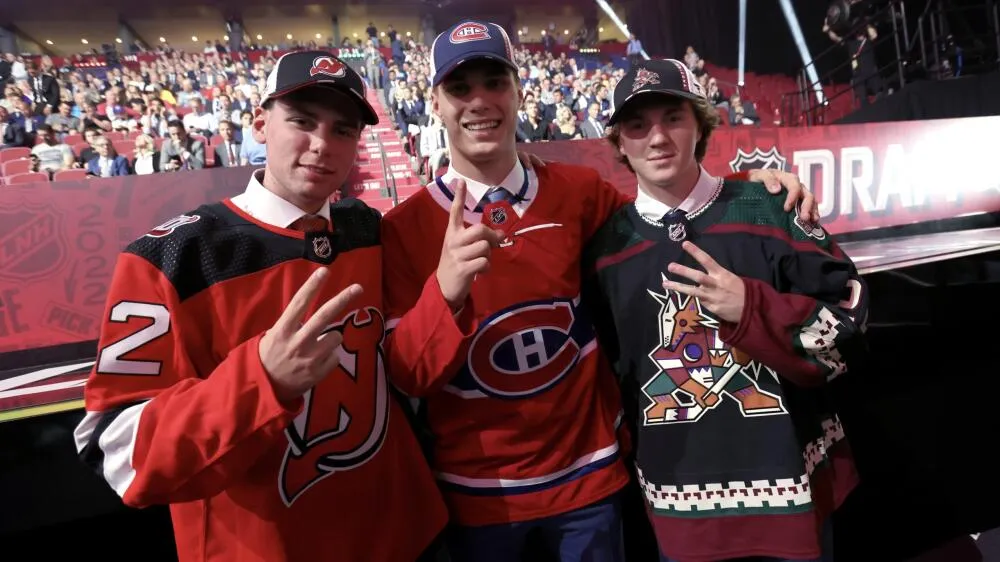 Juraj Slafkovsky vs Logan Cooley: 2022 NHL Draft Comparison - Article Analysis sur NHL Insight