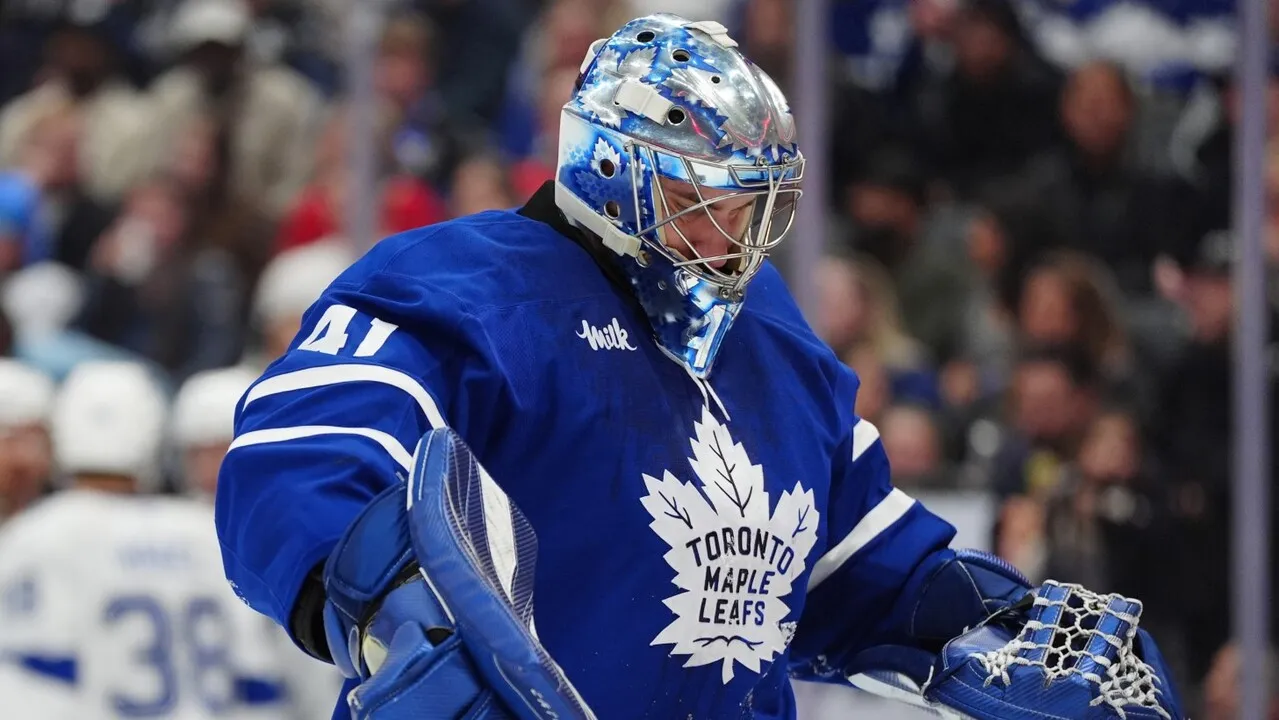 Leafs goaltender Anthony Stolarz hospitalized after puck to throat in warmups - Article News sur NHL Insight