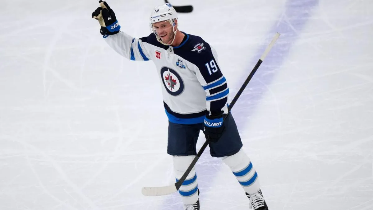 Jonathan Toews receives heartfelt standing ovation in Chicago return - Article News sur NHL Insight